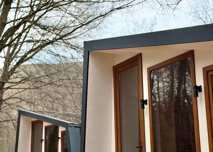 Blisku Do Gradot - Riverfront Luxury Lodge *