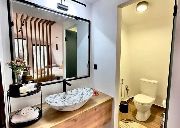 Blisku Do Gradot - Riverfront Luxury Lodge