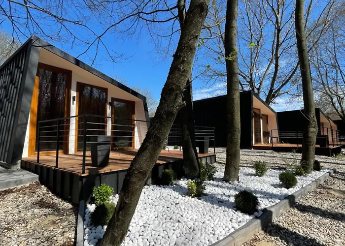 Blisku Do Gradot - Riverfront Luxury Lodge *