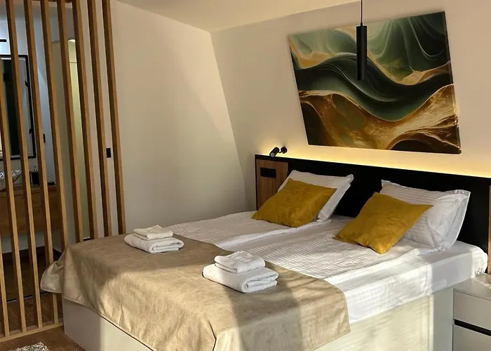 Blisku Do Gradot - Riverfront Luxury Lodge *