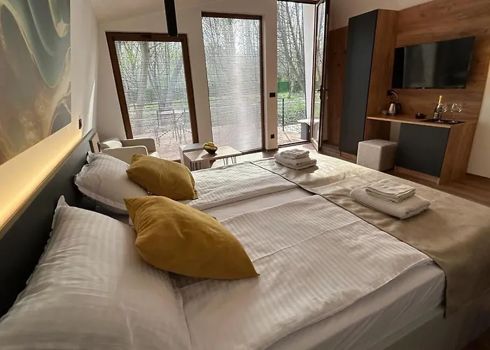 Lodge Blisku Do Gradot - Riverfront Luxury *