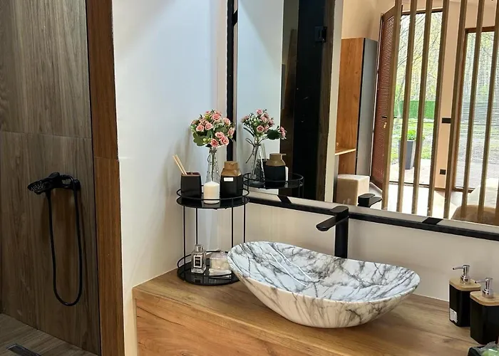 Blisku Do Gradot - Riverfront Luxury *