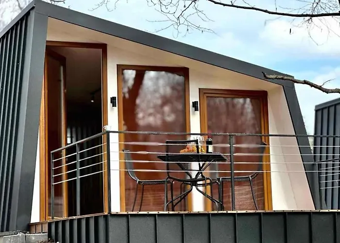 Blisku Do Gradot - Riverfront Luxury Lodge