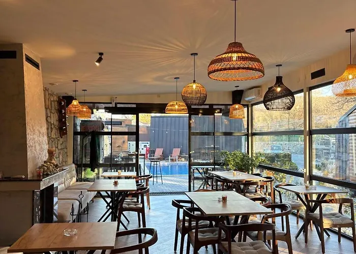 Blisku Do Gradot - Riverfront Luxury *